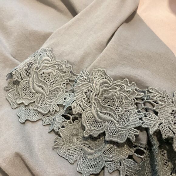 NWOT.  Simply Vera Vera Want Short Sleeve Lace Cuffed Tee in Robin’s Egg Blue - Picture 6 of 10